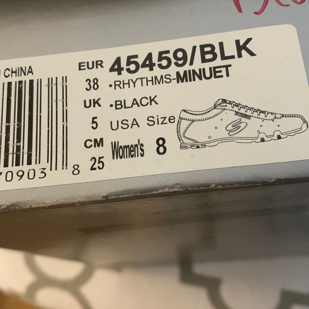Women’s size 8 Skechers